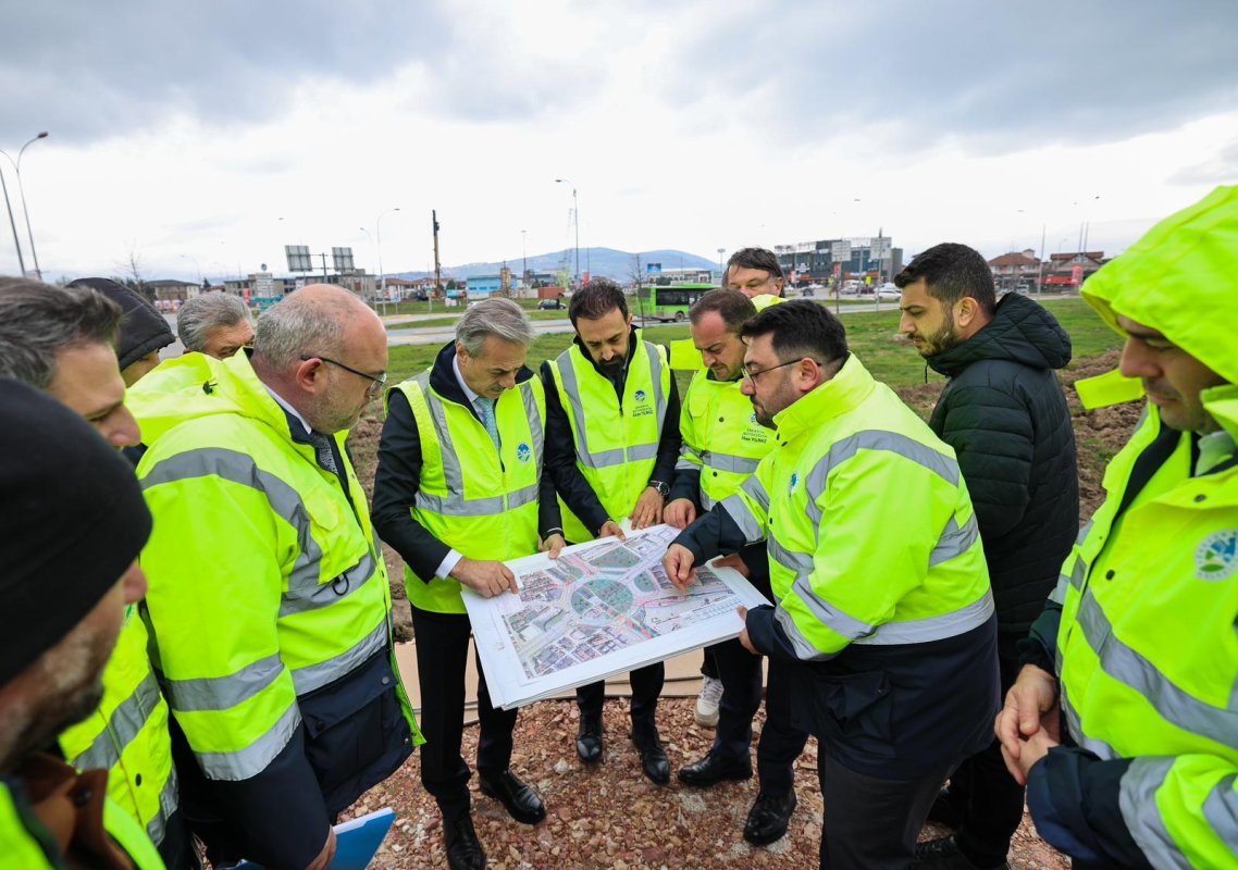 Alemdar, Yazlık Kavşağı’na nefes aldıracak projeyi yerinde inceleyerek bilgiler aldı.