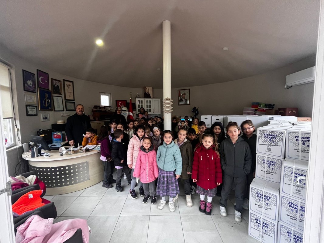 Minik Öğrencilerden Muhtara Anlamlı Ziyaret