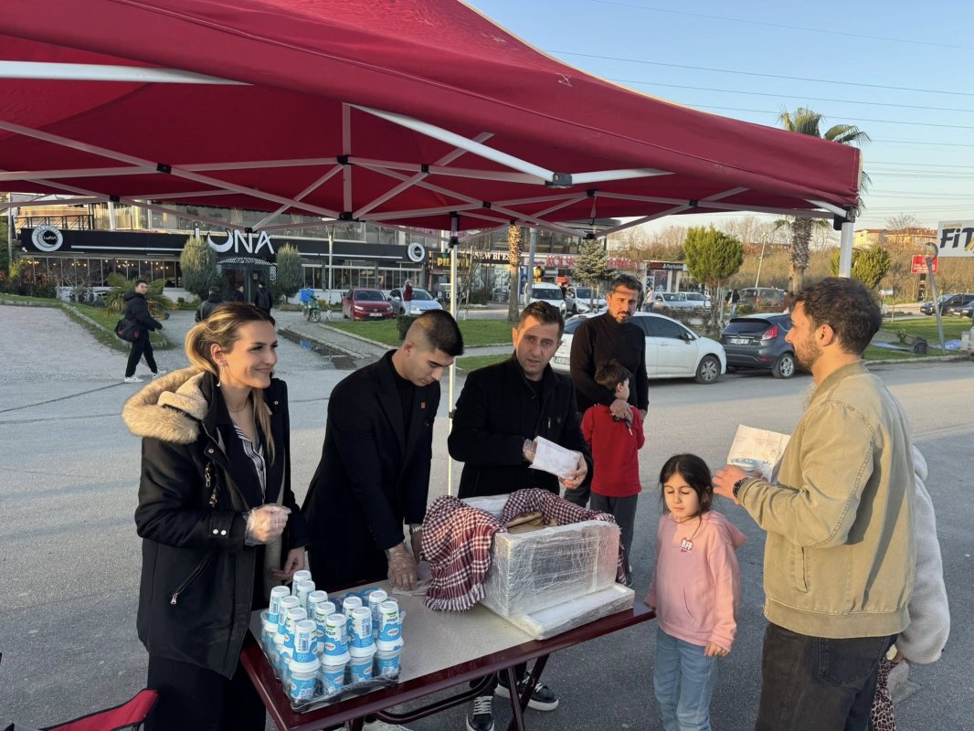 CHP Serdivan Kadın Kolları’ndan Öğrencilere Pide ve Ayran İkramı