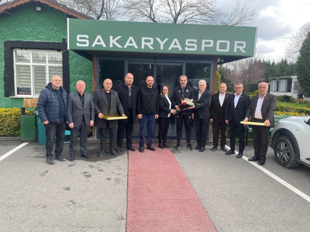 Sakarya Muhtarlar Federasyonu’ndan Sakaryaspor’a Destek Ziyareti