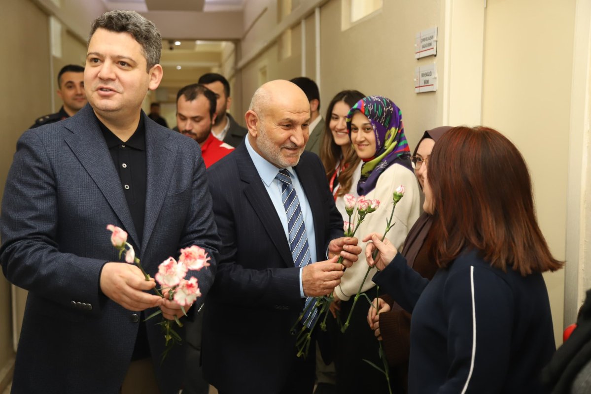 Başkan Püsküllü’den Sağlık Çalışanlarına 14 Mart Ziyareti