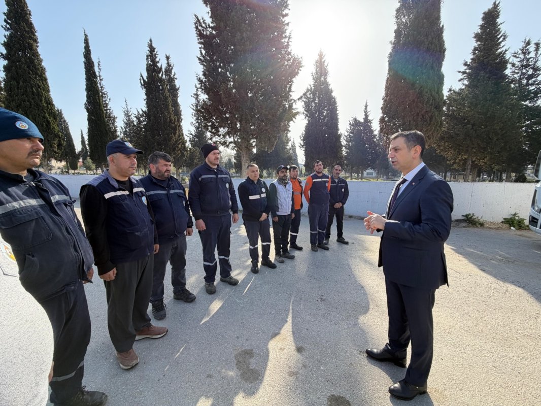 Fatih Akın, yeni haftaya belediye garajında görev yapan personeli ziyaret ederek başladı.