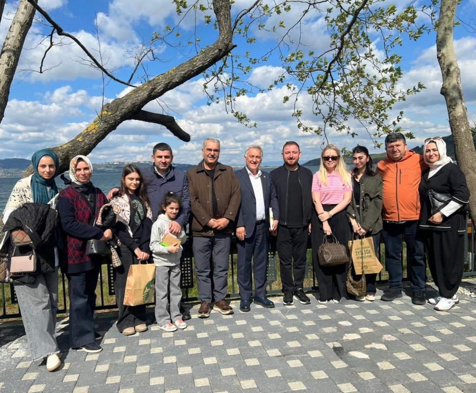 Koç, farklı şehirlerden gelen siyaset ve akademi dünyasının önemli isimlerini ağırladı.