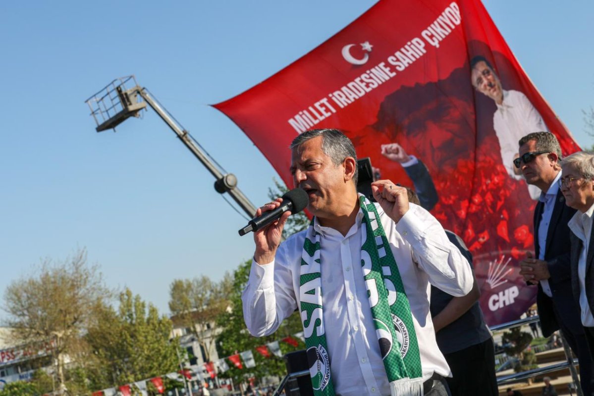 ÖZGÜR ÖZEL SAKARYA’DA YOĞUN KALABALIĞA HİTAP ETTİ