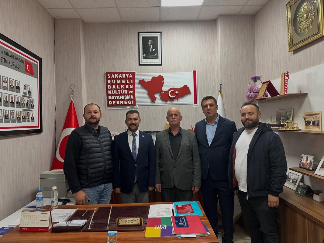 Sakarya Otobüsçüler ve Servis Araçları Esnaf Odası Başkanı Cevat Demir, Sakarya Rumeli Balkan Kültür ve Dayanışma  derneğini ziyaret etti.