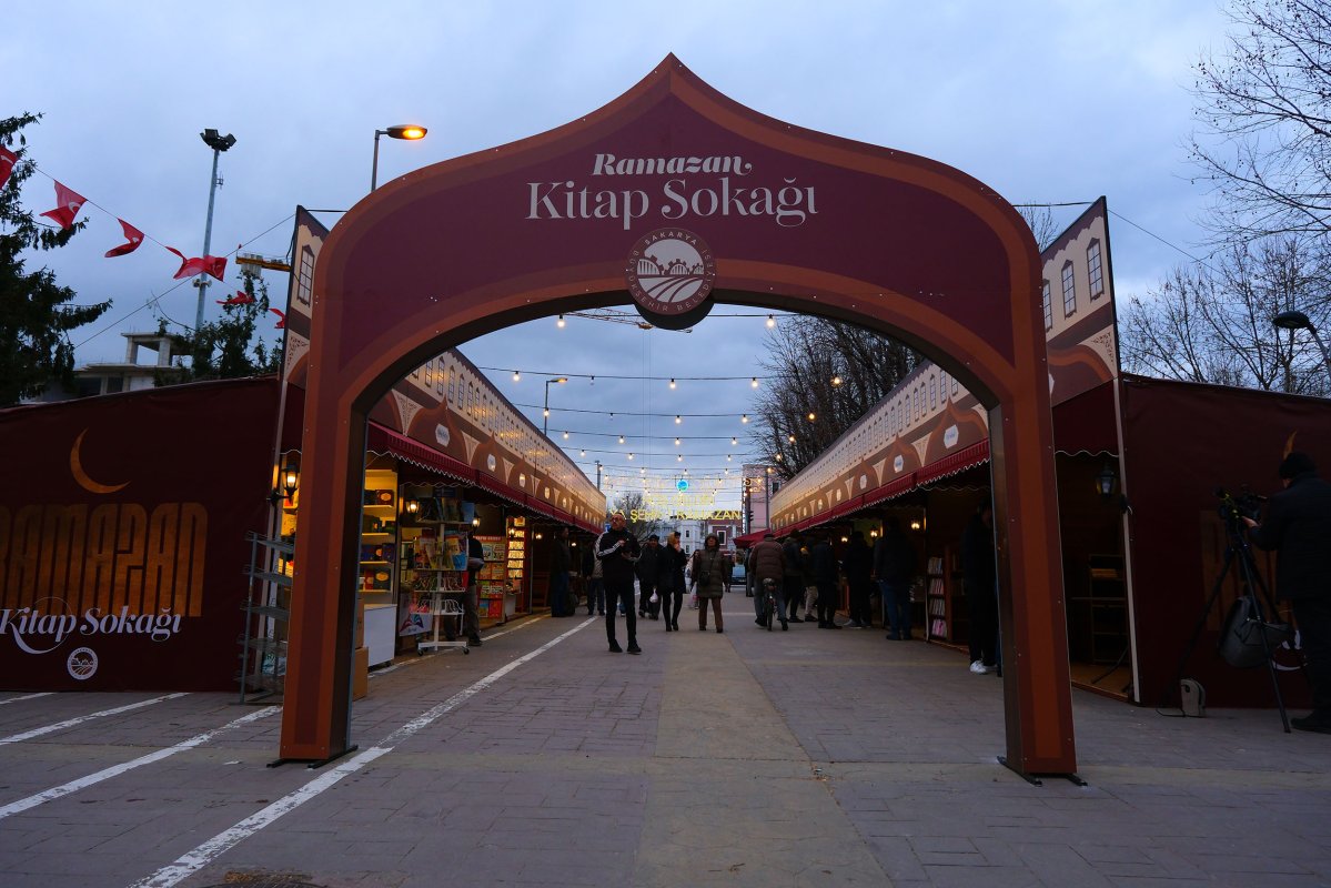 Sakarya’da bir Ramazan klasiği ve Büyükşehir’in geleneği Kitap Sokağı kapılarını açtı